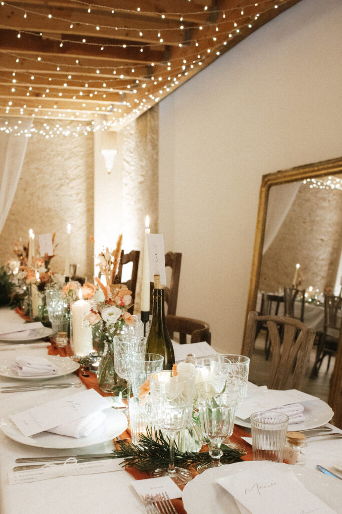 Table de réception raffinée au Petit Château de Seicheprey avec vaisselle élégante, bougies et décoration florale