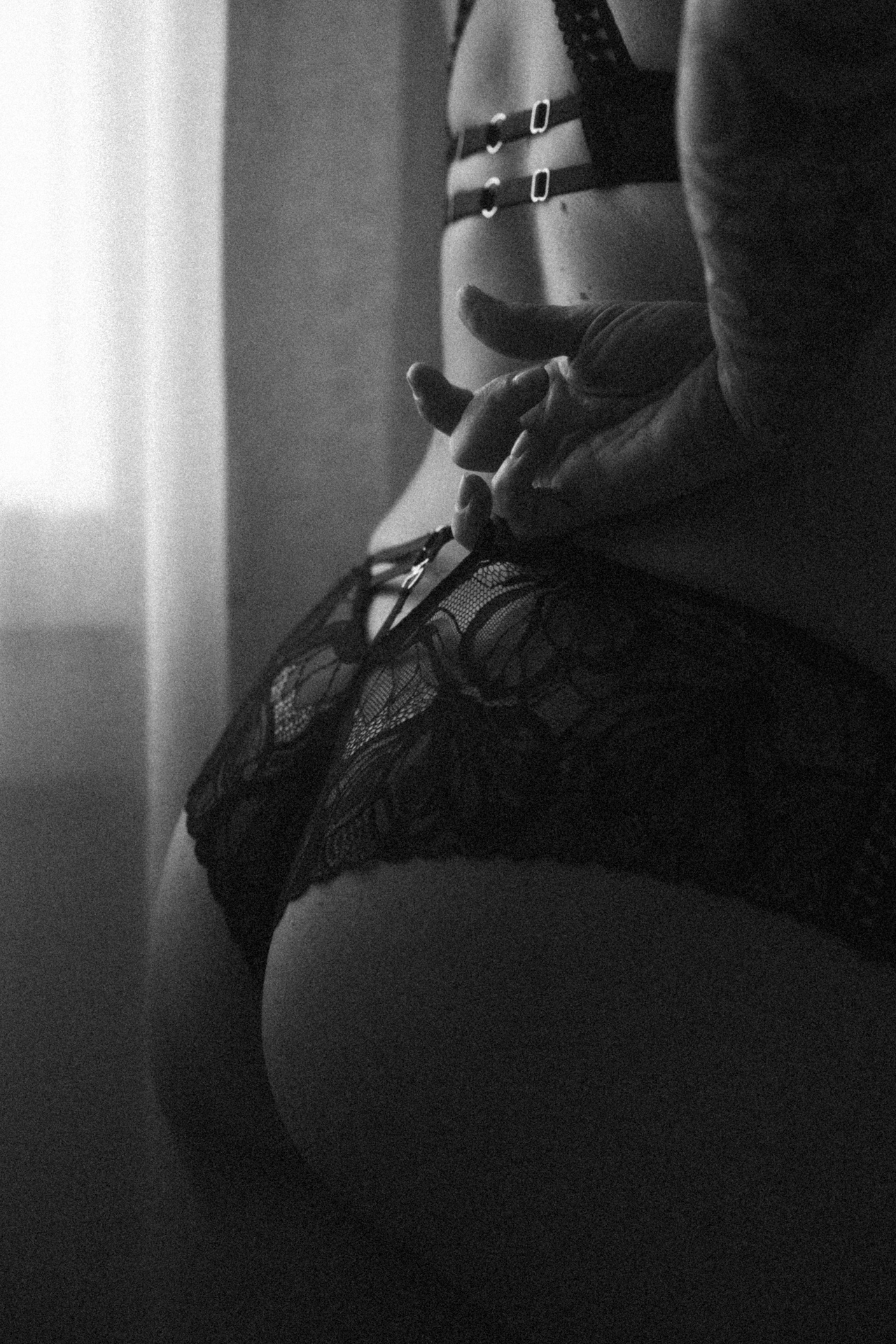 Séance boudoir en Lorraine avec lingerie noire en dentelle. Détail du dos.